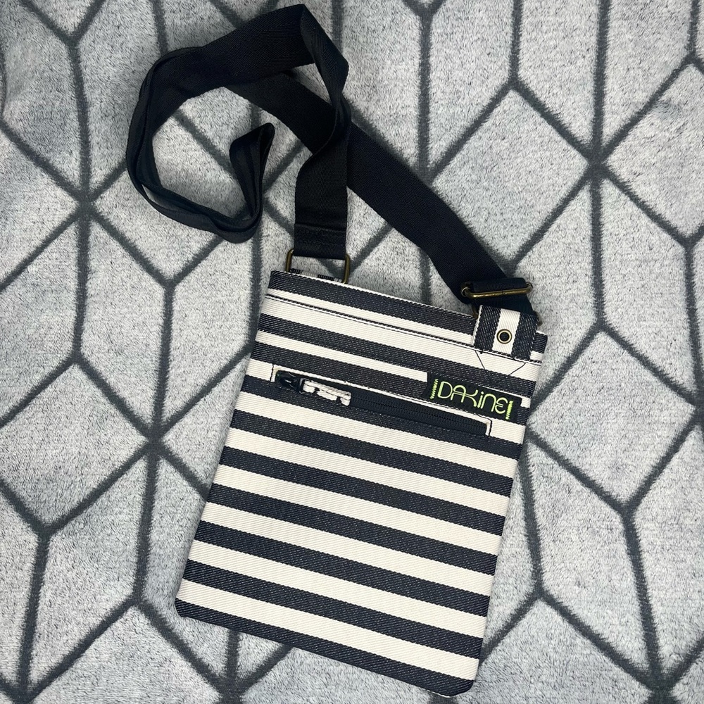Dakine Jive Black White Stripe Cross Body Purse Shoulder Bag W